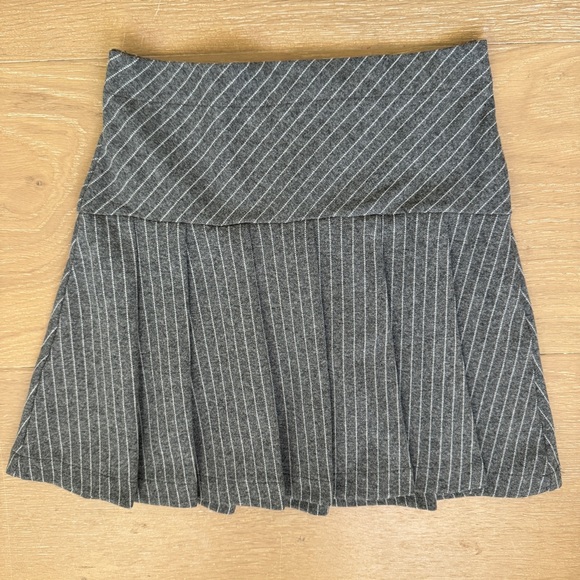 NWT Zara Kids Gray Pinstripe Pleated Mini Skirt size 10 - Picture 3 of 7